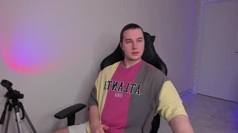 Snapshot of vincent__strong chatting on February 2025 02:54:02 PM Vincent Strong online show from February 2025 02:54:02 PM