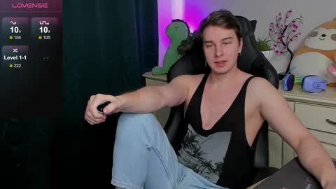 Snapshot of vincent__strong chatting on September 2025 01:11:02 PM Vincent Strong online show from September 2025 01:11:02 PM