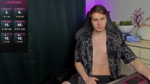 Snapshot of vincent__strong chatting on September 2025 08:31:02 AM Vincent Strong online show from September 2025 08:31:02 AM