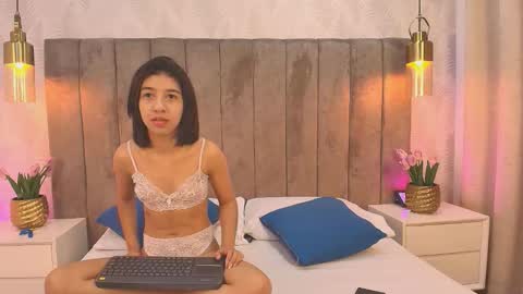 Snapshot of violet_606 chatting on December 2025 01:04:02 PM Violeta online show from December 2025 01:04:02 PM