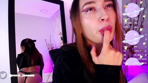 Snapshot of violet_jonesss chatting on January 2025 12:52:01 PM Violet Jones online show from January 2025 12:52:01 PM