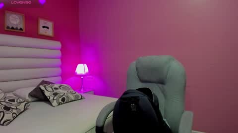 Snapshot of violet_sinclair chatting on June 2026 11:10:01 AM violet_sinclair online show from June 2026 11:10:01 AM