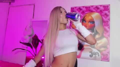 Snapshot of violeta_prince chatting on October 2025 03:05:01 AM Violeta Princess Please help me with your thumbs up its important online show from October 2025 03:05:01 AM