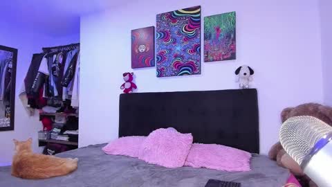 Violet online show from November 2025 04:45:02 AM