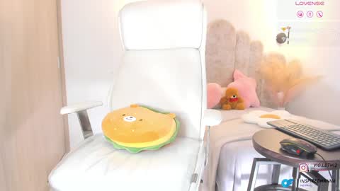 Snapshot of violeth___ chatting on February 2025 02:34:02 PM violeth___ online show from February 2025 02:34:02 PM