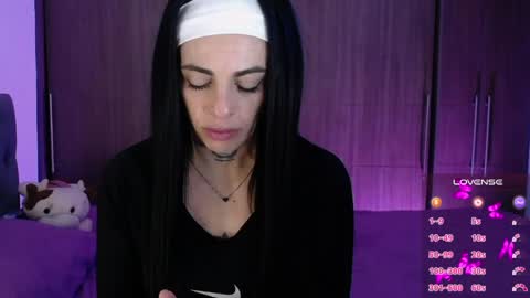 violett  Independent model online show from April 2026 06:18:02 AM