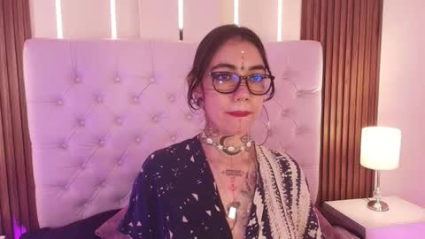 Snapshot of violettaalemida chatting on January 2026 01:15:01 PM violettaalemida online show from January 2026 01:15:01 PM