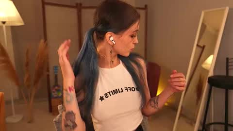 violettessa online show from November 2025 11:53:01 AM