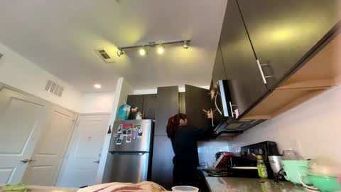 Violet Flowers online show from December 2025 06:15:01 PM