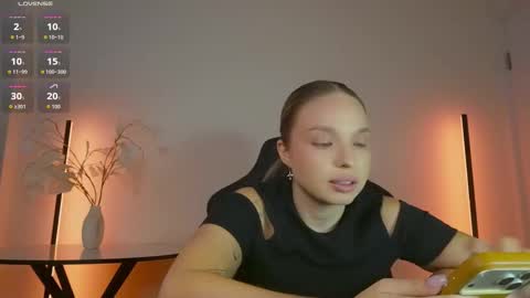 Snapshot of viollasinzz chatting on March 2026 11:14:01 AM Violla online show from March 2026 11:14:01 AM