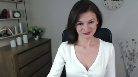 Snapshot of vivian_dream chatting on December 2024 05:52:02 AM Vivian online show from December 2024 05:52:02 AM