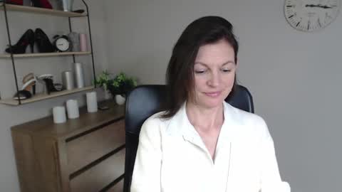 Snapshot of vivian_dream chatting on February 2025 04:52:01 PM Vivian online show from February 2025 04:52:01 PM