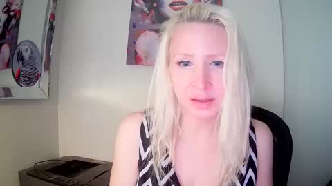 Vivians Roses online show from December 2025 05:07:01 PM