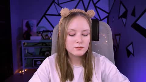 Vivien online show from February 2025 07:52:02 PM