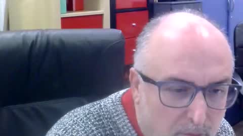 volpi72 online show from December 2025 07:11:02 PM