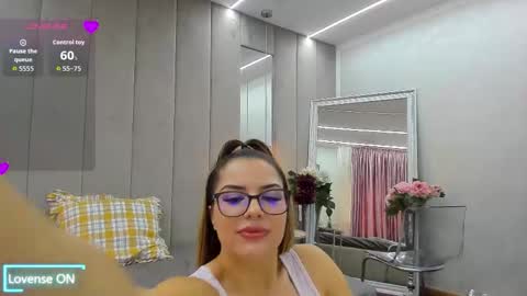Snapshot of von_dee chatting on September 2025 05:23:01 AM von_dee online show from September 2025 05:23:01 AM