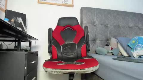 vyxen_ online show from March 2026 08:35:02 PM