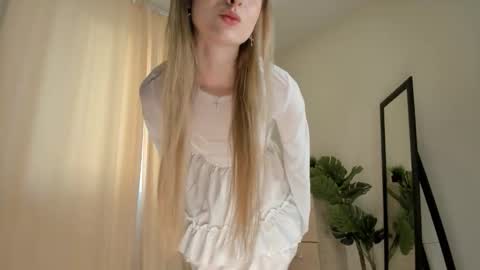 Snapshot of w1xll chatting on September 2025 04:12:02 AM Nana online show from September 2025 04:12:02 AM