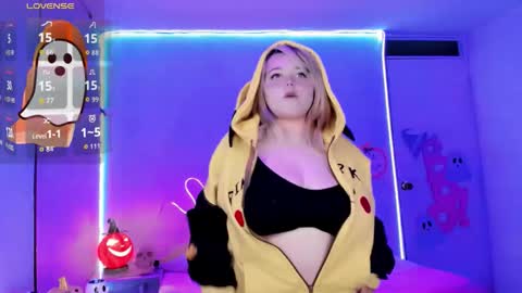 Snapshot of waifumochi_chan chatting on October 2025 04:22:01 AM online show from October 2025 04:22:01 AM