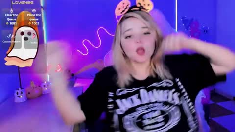 Snapshot of waifumochi_chan chatting on October 2025 04:24:02 AM online show from October 2025 04:24:02 AM