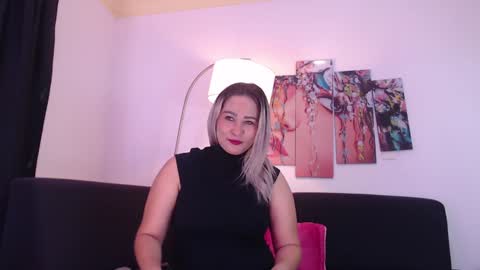 Snapshot of wandahairymilf chatting on January 2025 03:48:01 AM Wanda online show from January 2025 03:48:01 AM
