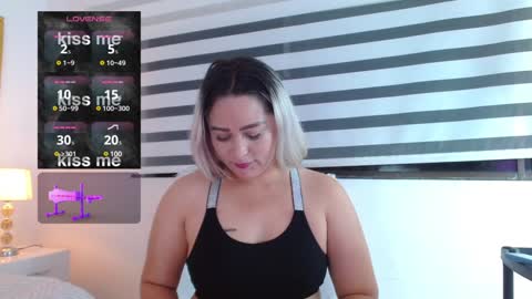 Snapshot of wandahairymilf chatting on January 2025 03:41:01 AM Wanda online show from January 2025 03:41:01 AM