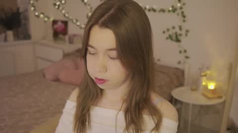Snapshot of watermelon_sugar_ chatting on March 2026 04:14:01 PM Tess Pls support me with Can we reach 155 my favorite number online show from March 2026 04:14:01 PM