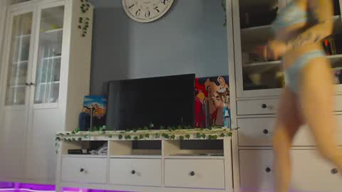 Snapshot of weed_princesss chatting on December 2024 12:03:01 PM  moon  online show from December 2024 12:03:01 PM