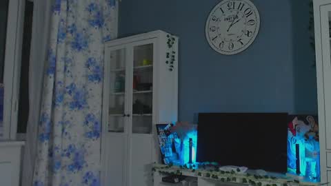 Snapshot of weed_princesss chatting on December 2024 04:51:01 PM  moon  online show from December 2024 04:51:01 PM