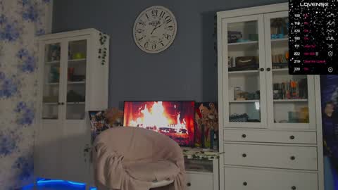 Snapshot of weed_princesss chatting on December 2024 05:34:01 PM  moon  online show from December 2024 05:34:01 PM