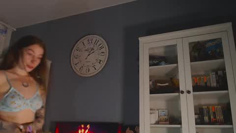 Snapshot of weed_princesss chatting on February 2025 03:18:02 PM  moon  online show from February 2025 03:18:02 PM