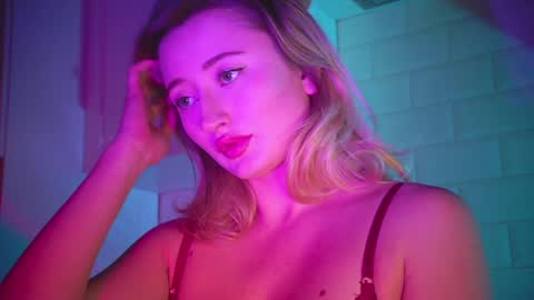 Daisy    online show from December 2024 06:28:01 PM