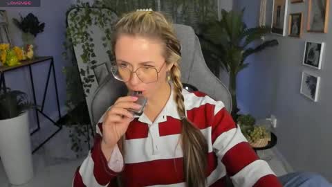 Snapshot of whitneypunnch chatting on April 2026 03:04:02 PM whitneypunnch online show from April 2026 03:04:02 PM