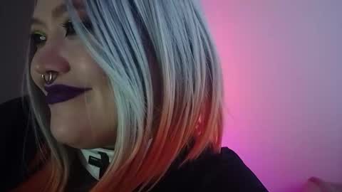 Laura  online show from November 2025 06:52:01 AM