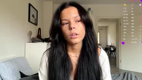 Mia online show from November 2025 08:03:01 AM