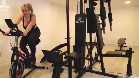 Lili online show from January 2025 08:00:01 PM