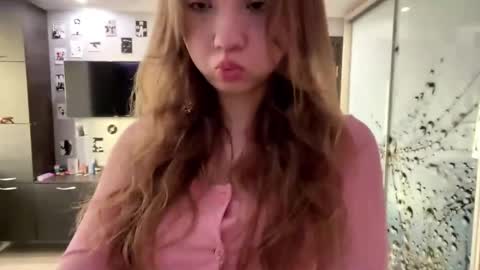 Olivia online show from April 2026 03:35:02 PM