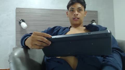 Wiltom online show from November 2025 04:12:01 AM