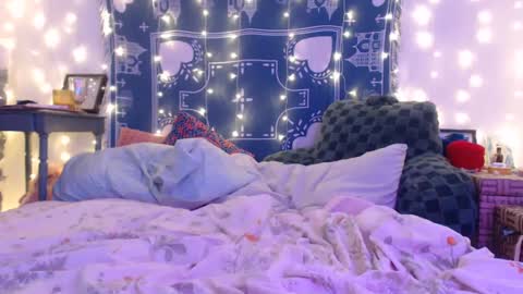 Snapshot of wingardiumleveveosa chatting on December 2024 02:16:01 AM Eevie online show from December 2024 02:16:01 AM