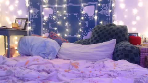 Snapshot of wingardiumleveveosa chatting on December 2024 03:43:01 AM Eevie online show from December 2024 03:43:01 AM