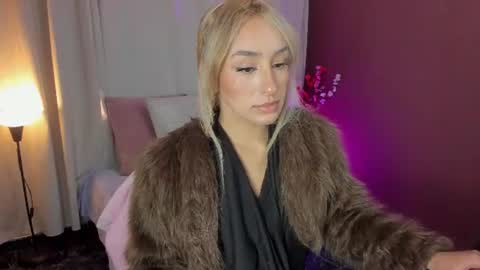 Snapshot of wini_fer chatting on June 2026 12:30:01 PM Wini Fer online show from June 2026 12:30:01 PM
