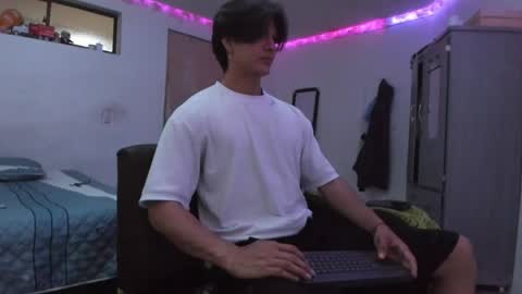 Snapshot of with_ken chatting on April 2026 04:32:01 AM Ken online show from April 2026 04:32:01 AM