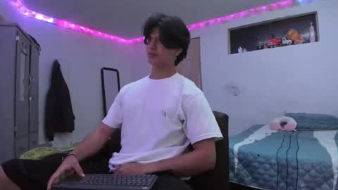 Snapshot of with_ken chatting on April 2026 07:39:01 AM Ken online show from April 2026 07:39:01 AM