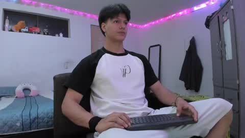 Snapshot of with_ken chatting on April 2026 04:40:01 AM Ken online show from April 2026 04:40:01 AM