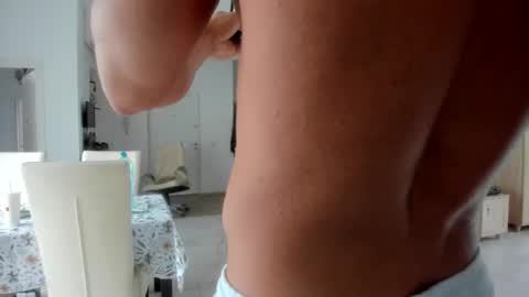 Snapshot of woolfiie chatting on October 2025 09:05:02 AM Wolfie online show from October 2025 09:05:02 AM