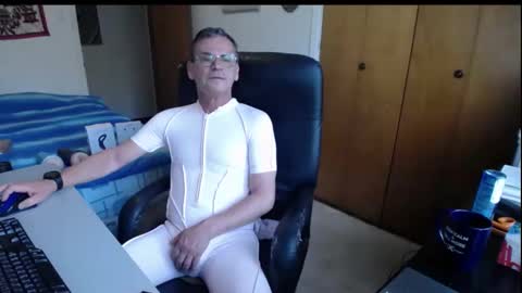 Snapshot of worldlarge chatting on September 2025 12:10:01 PM Large one online show from September 2025 12:10:01 PM