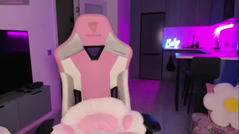 Emi online show from September 2025 08:08:01 PM