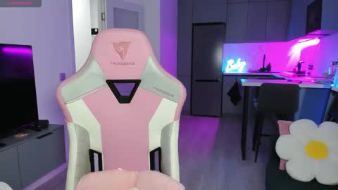 Emi online show from October 2025 04:05:02 PM