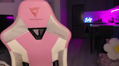 Emi online show from November 2025 07:59:02 PM