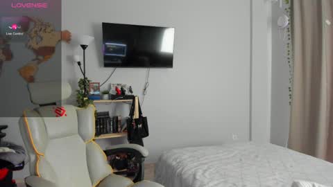 Snapshot of wwow_meow chatting on April 2026 10:24:02 AM Eric and Christine 3 online show from April 2026 10:24:02 AM